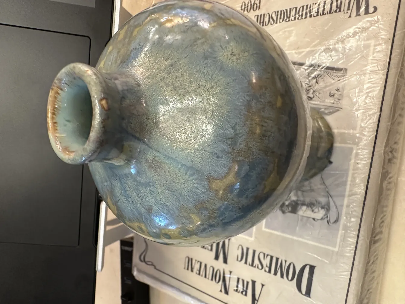 Antike Keramikvase in Blau- und Grüntönen, dezente Dekorationen.