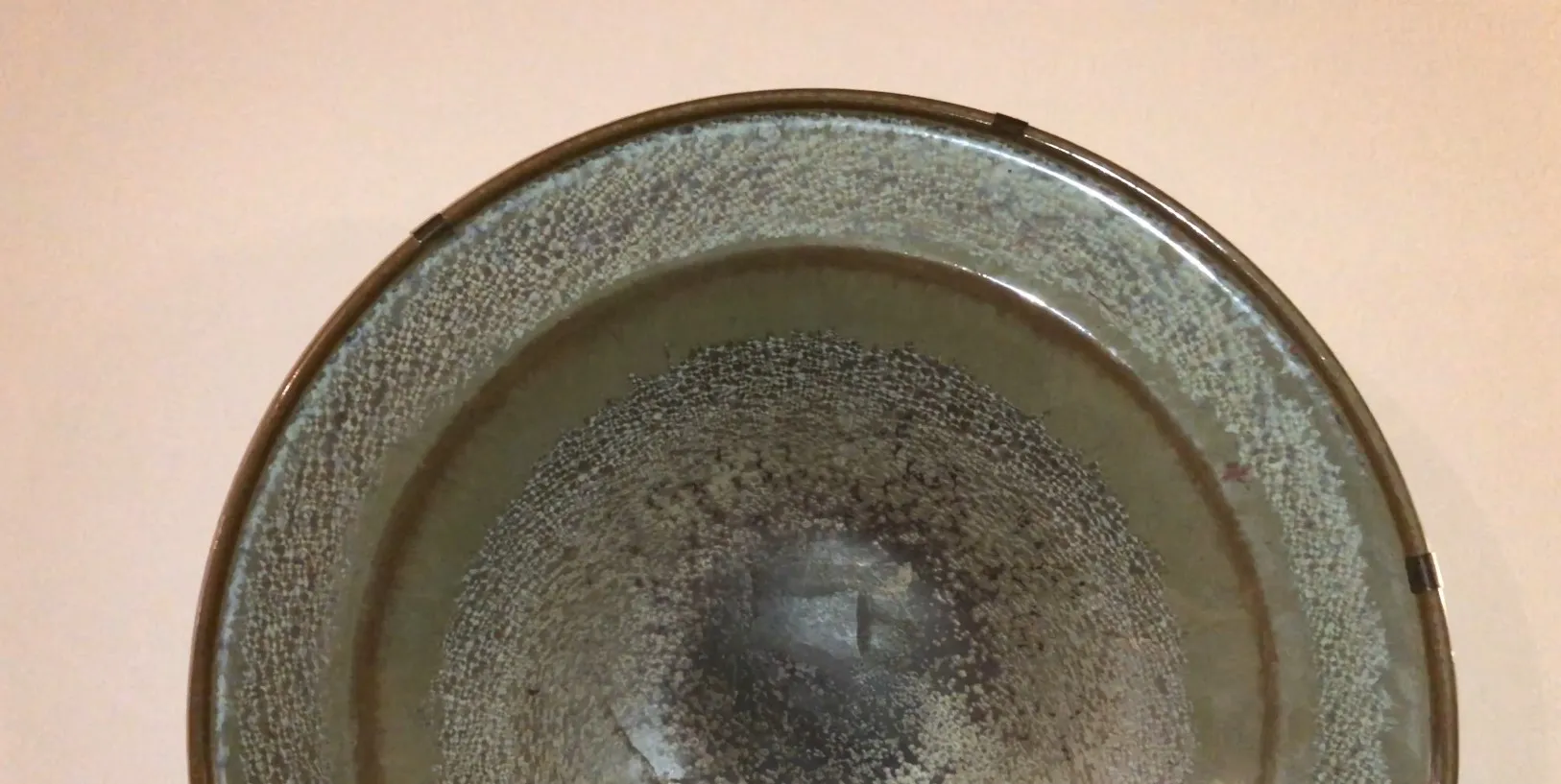 ceramica antica con design circolare e texture decorativa.