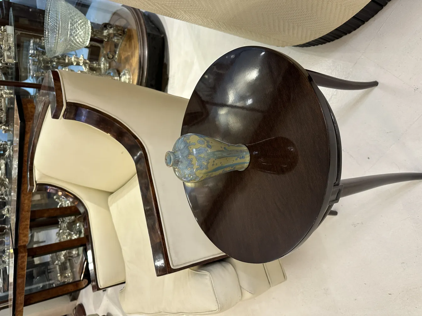 Ancienne céramique décorative sur une table ronde sombre, cadre élégant