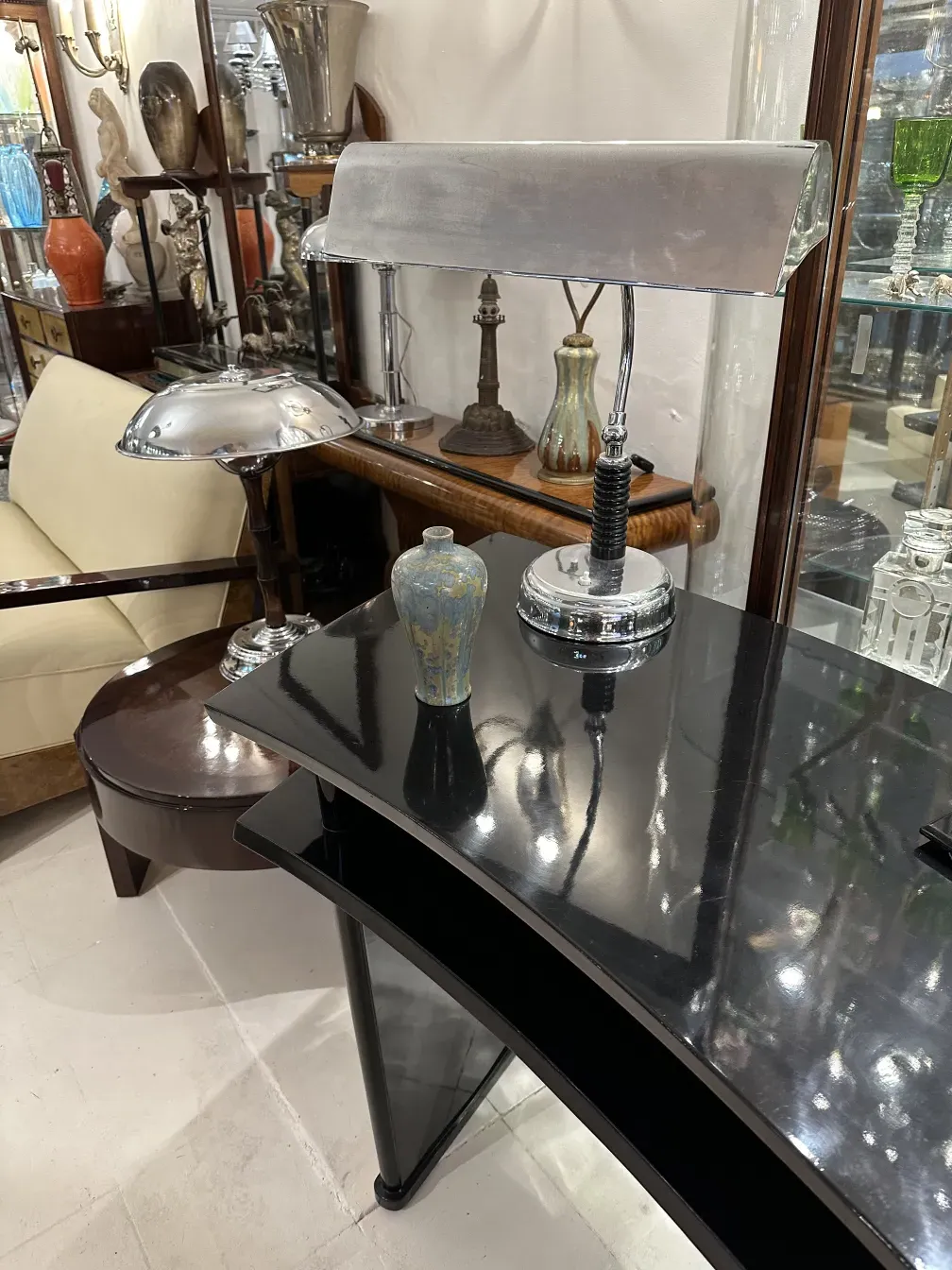 jarrón de cerámica pequeño, decorado, en ambiente antiguo