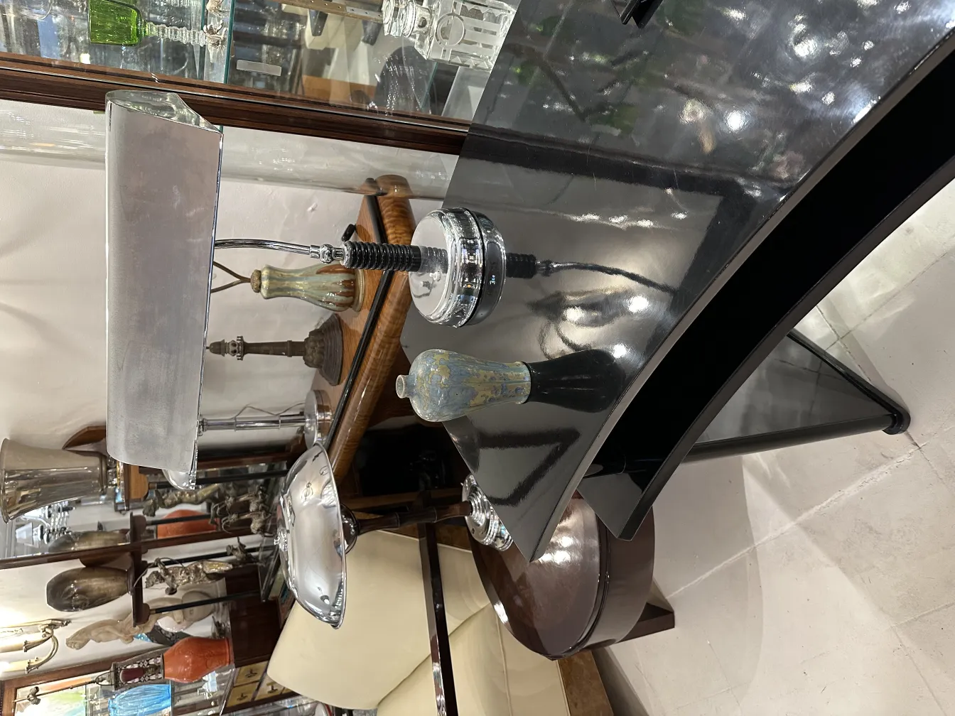 装飾的な古い陶磁器と優雅な形がある骨董品環境の中に