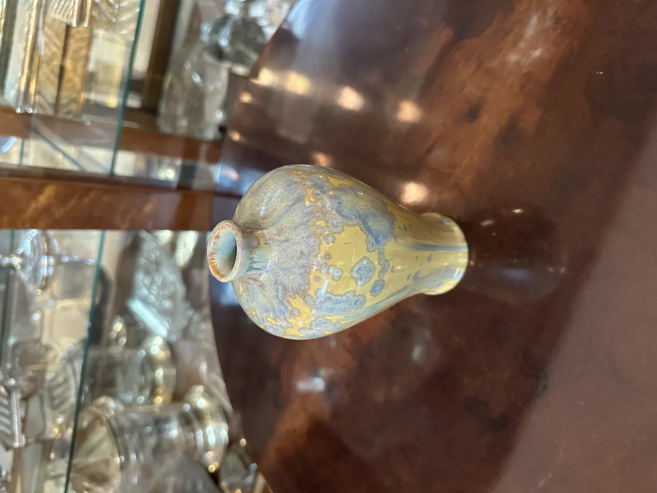 古董陶瓷花瓶，带有蓝色和黄色细节，背景中性