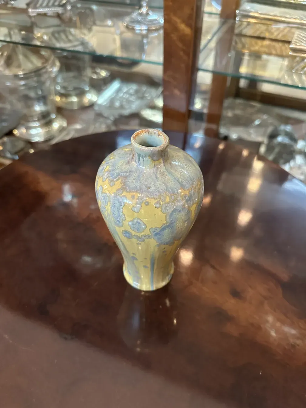 ピエールフォンの古い陶器の花瓶、青と黄色の色、キャビネットに展示されています
