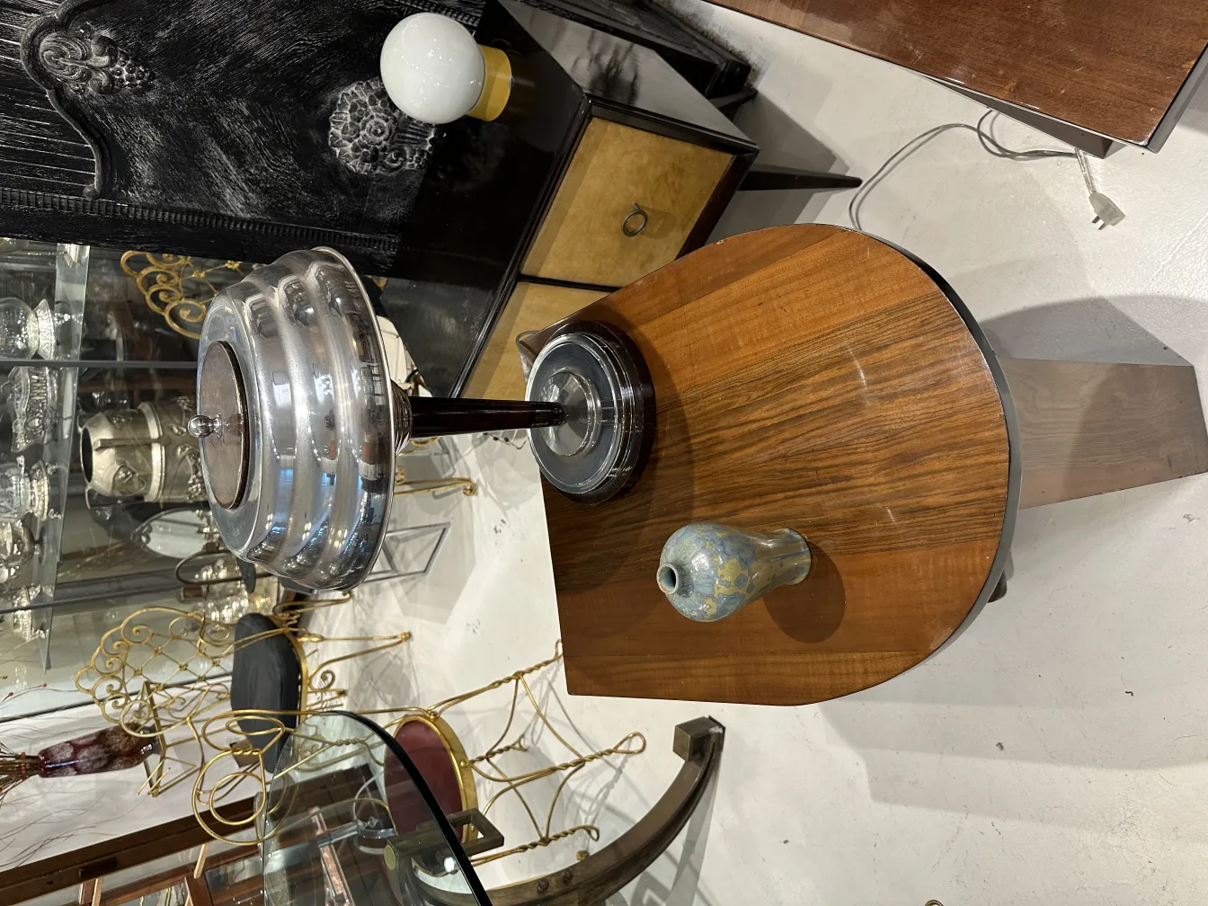 Antiga cerâmica decorativa em um ambiente vintage