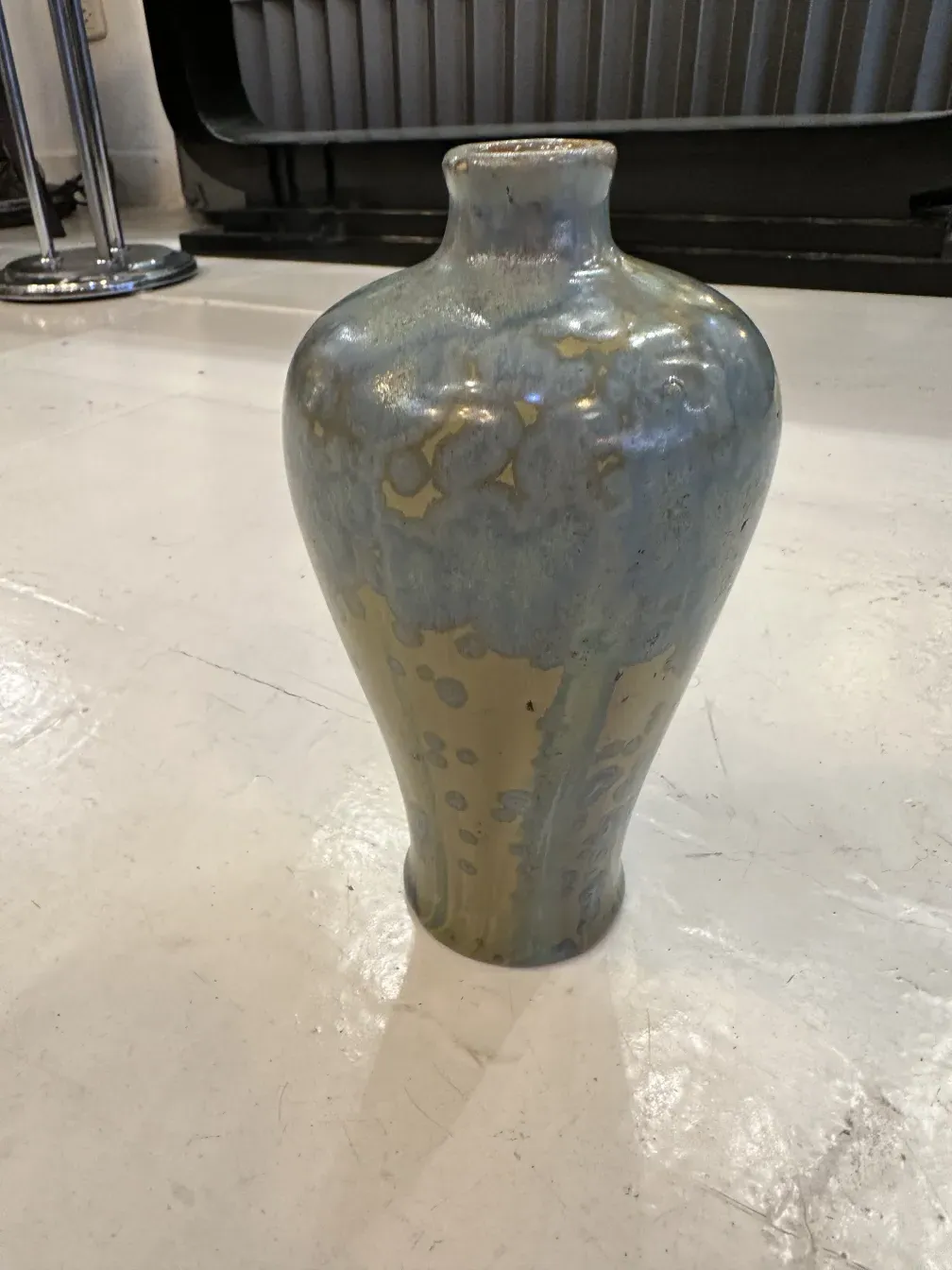 vase in ceramica decorativa antica con toni blu e dorati