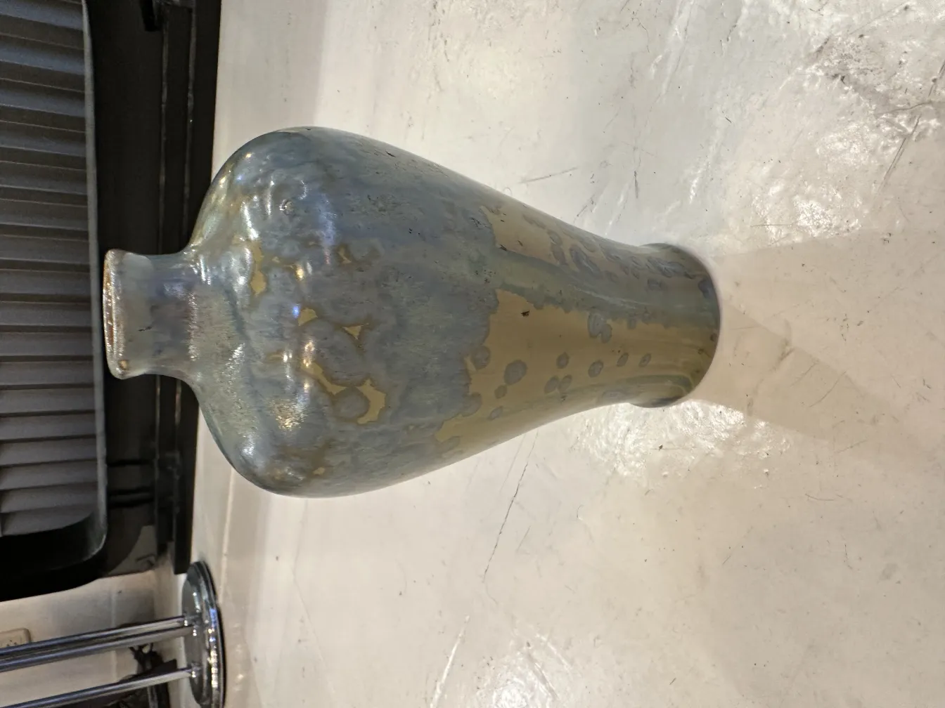 jarro de cerâmica antiga com detalhes decorativos em azul e dourado