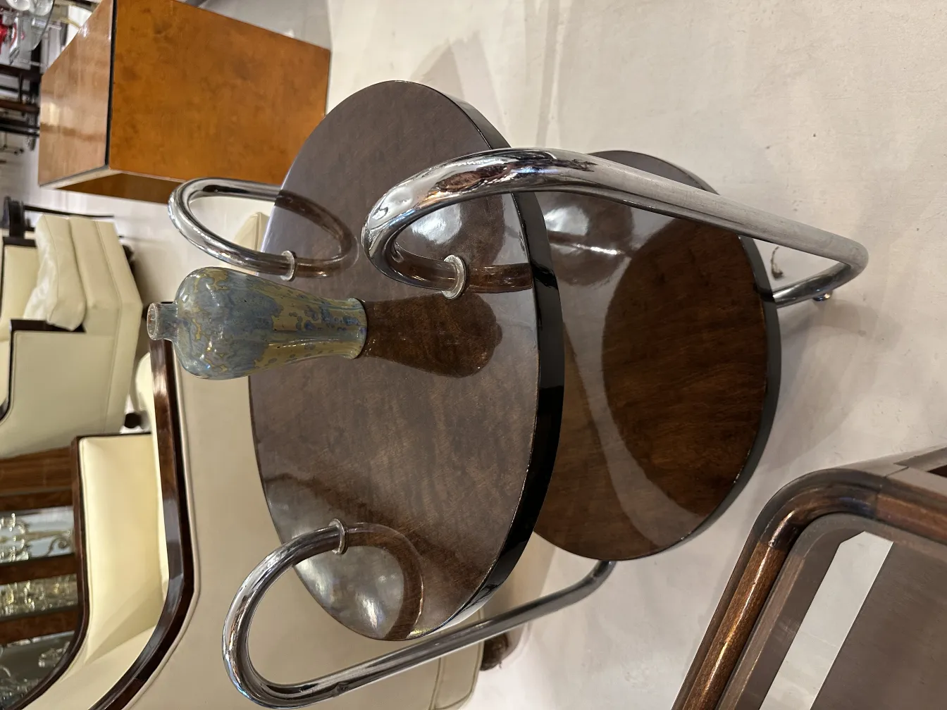 античная керамика с элегантными формами и яркими цветами в уютной обстановке.