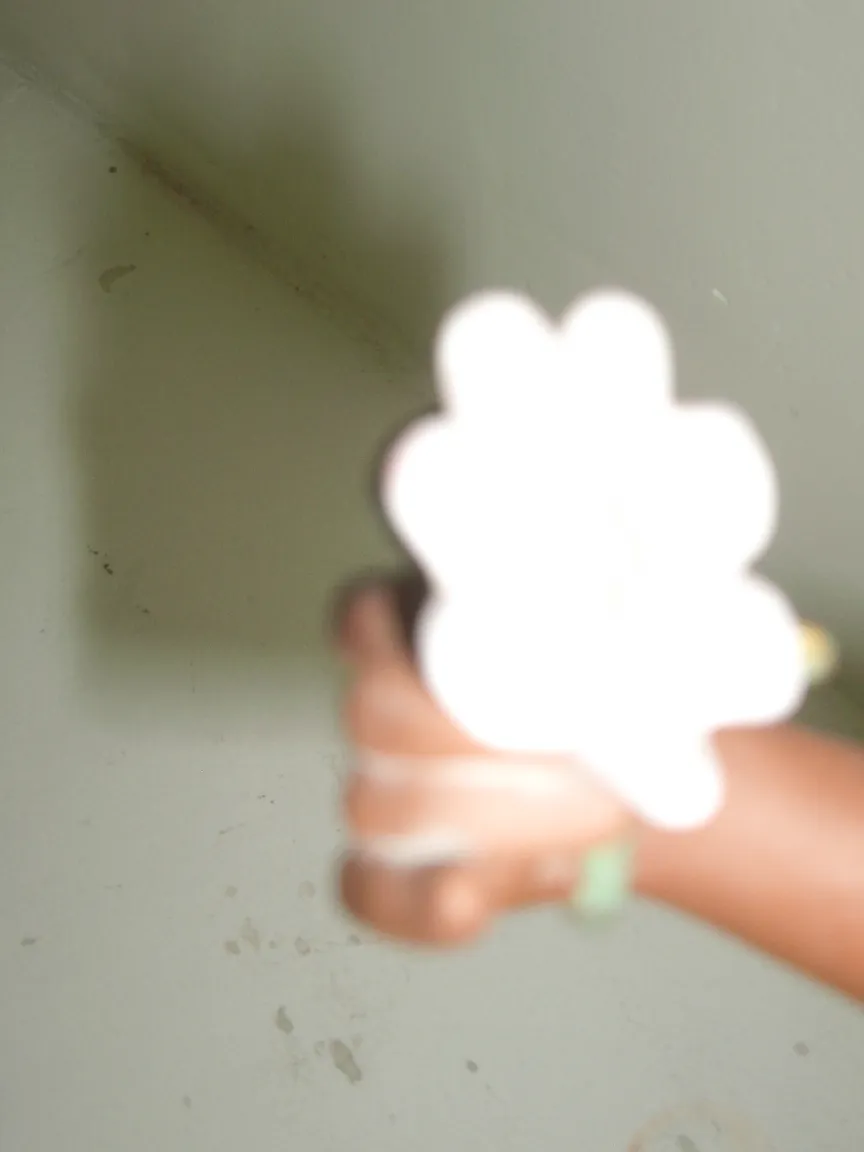 cerâmica antiga em forma de flor, cor clara