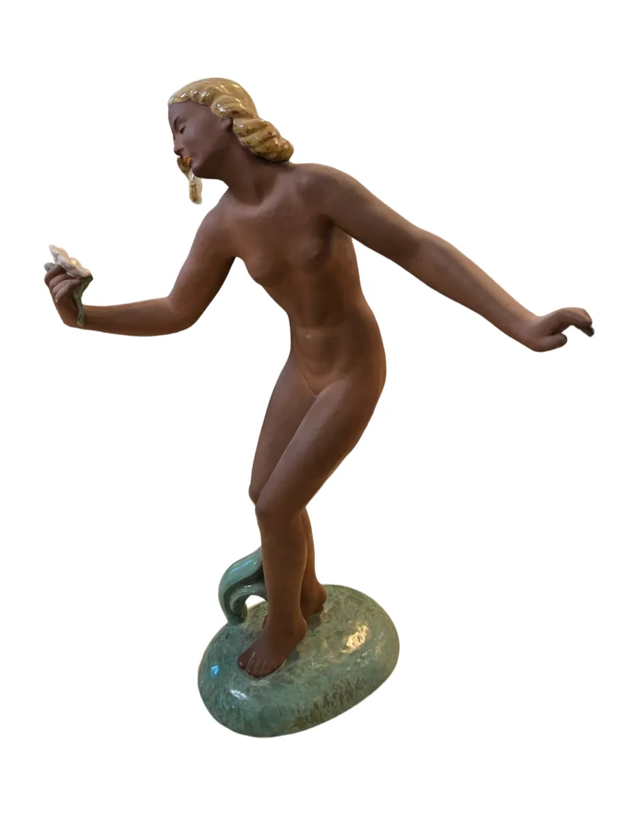 scultura antica in ceramica che rappresenta una donna in posa stilizzata