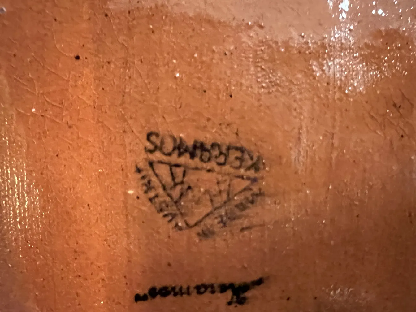 Cerâmica antiga com decoração distinta e textura suave.