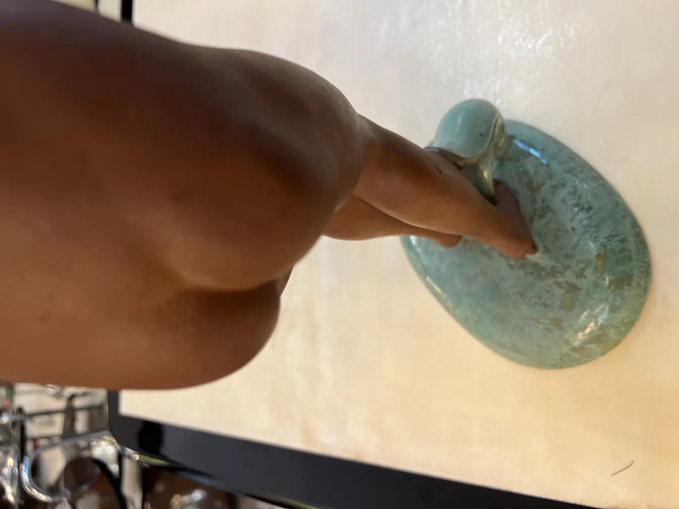 緑の装飾的な詳細を持つ古い陶器のアクセサリー