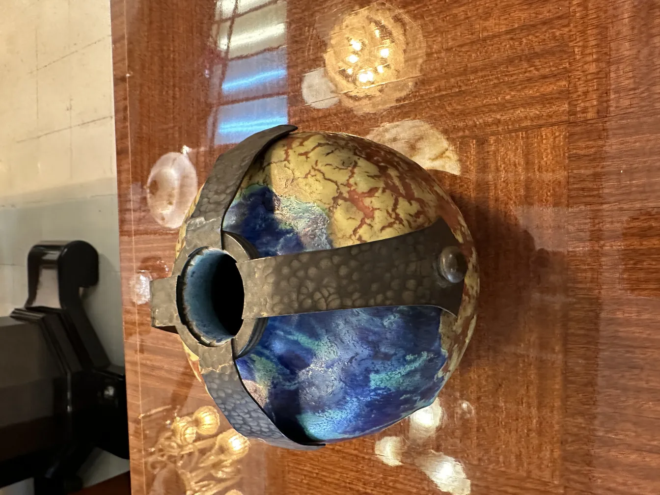 Esfera decorativa de cerâmica antiga com padrão colorido