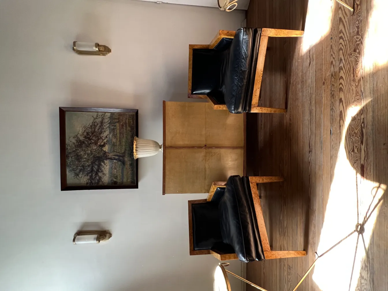 温かみのある環境にある古代陶器の彫刻