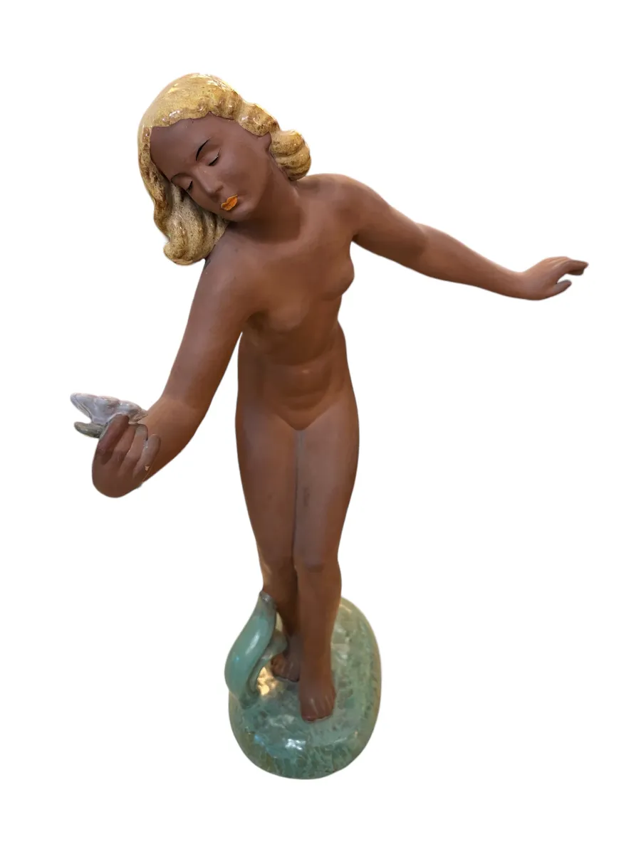 Scultura antica in ceramica di una donna con un uccello