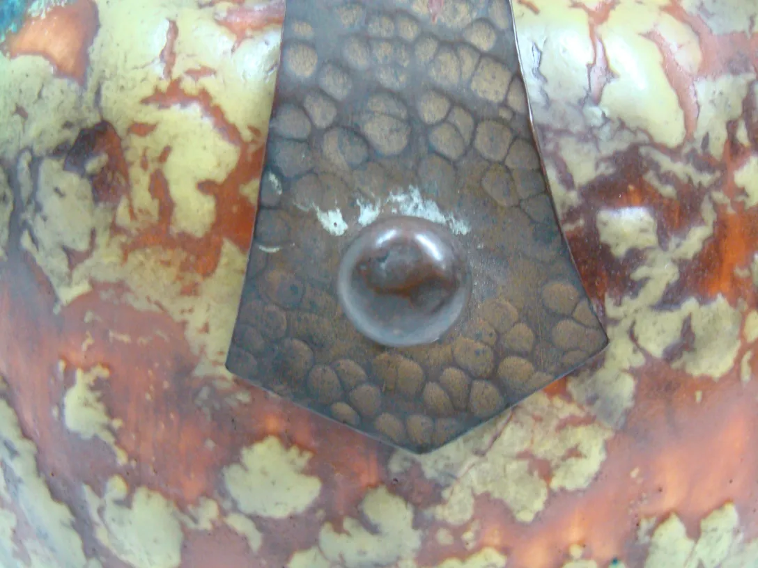 बहुरंगी प्राचीन चीनी मिट्टी के बरतन जिसमें त्वचा जैसी विशेषताएँ हैं।