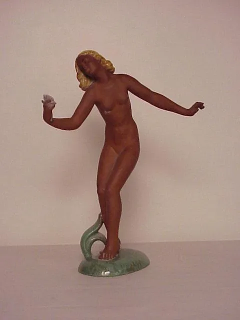 Scultura ceramica antica che rappresenta una figura femminile in movimento