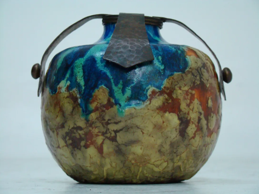 céramique ancienne avec bleu, marron et vert, enveloppe décorative