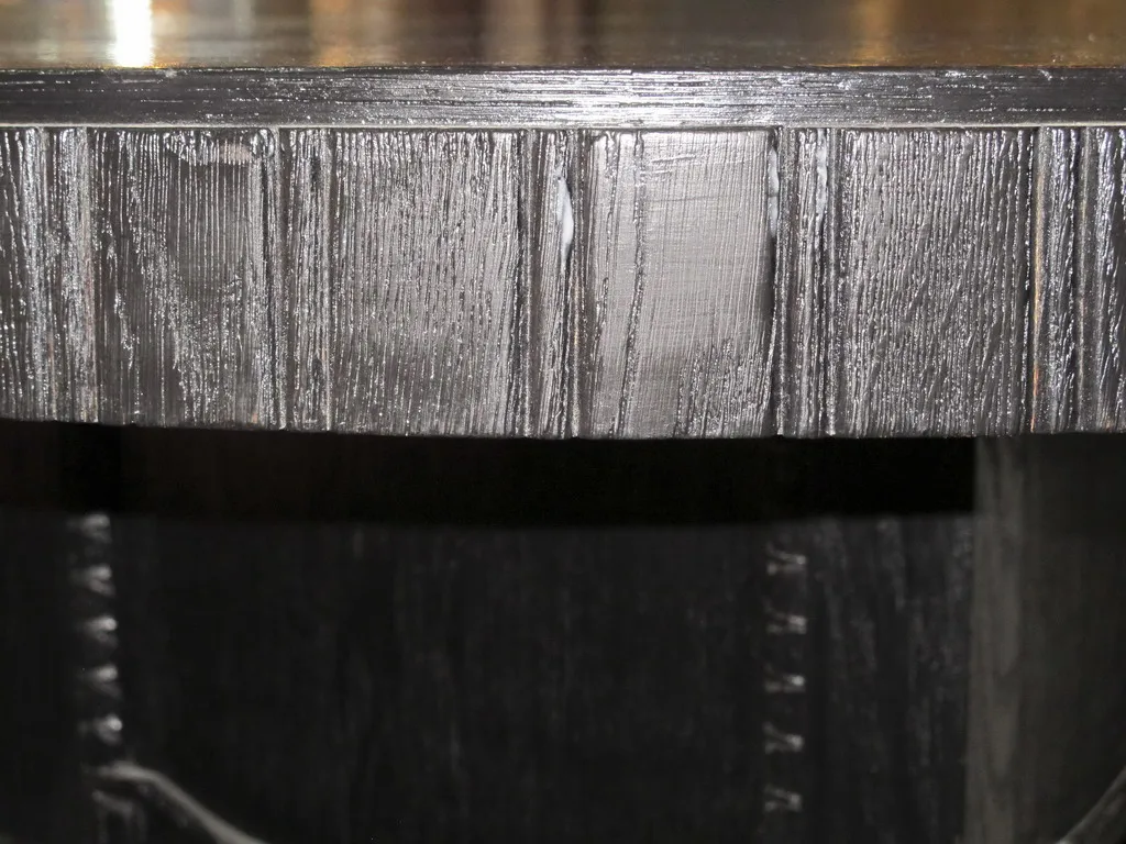 table ancienne pour 2 personnes avec un design artistique élégant, cadre accueillant