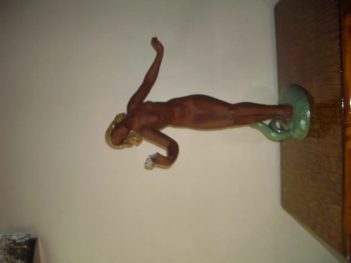 Sculpture antique en céramique, figure féminine avec base verte.