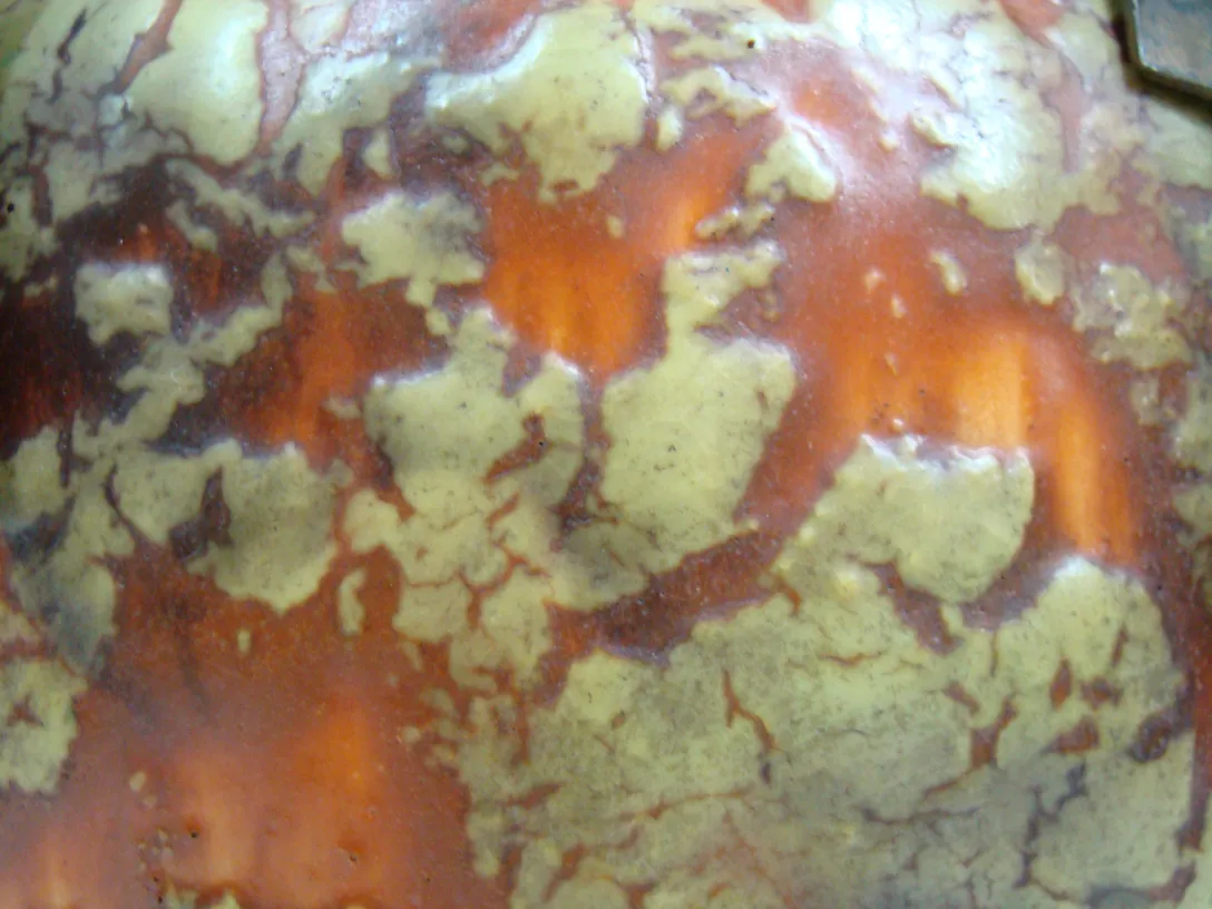 Keramikdesign mit orange und gelb Tönen