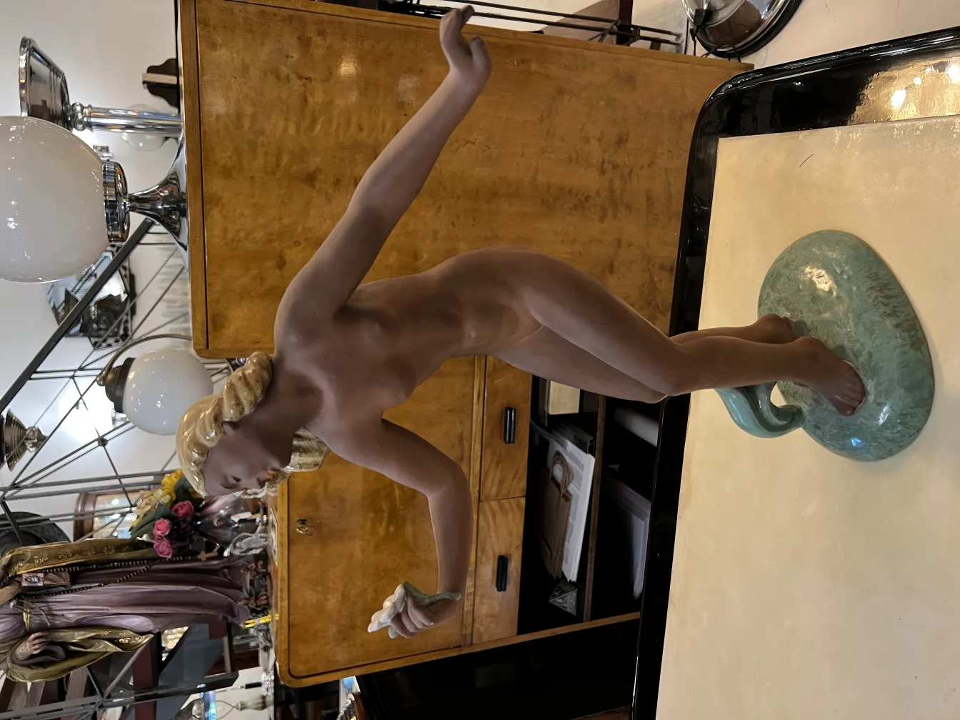 sculpture ancienne en céramique représentant une femme en pose dynamique