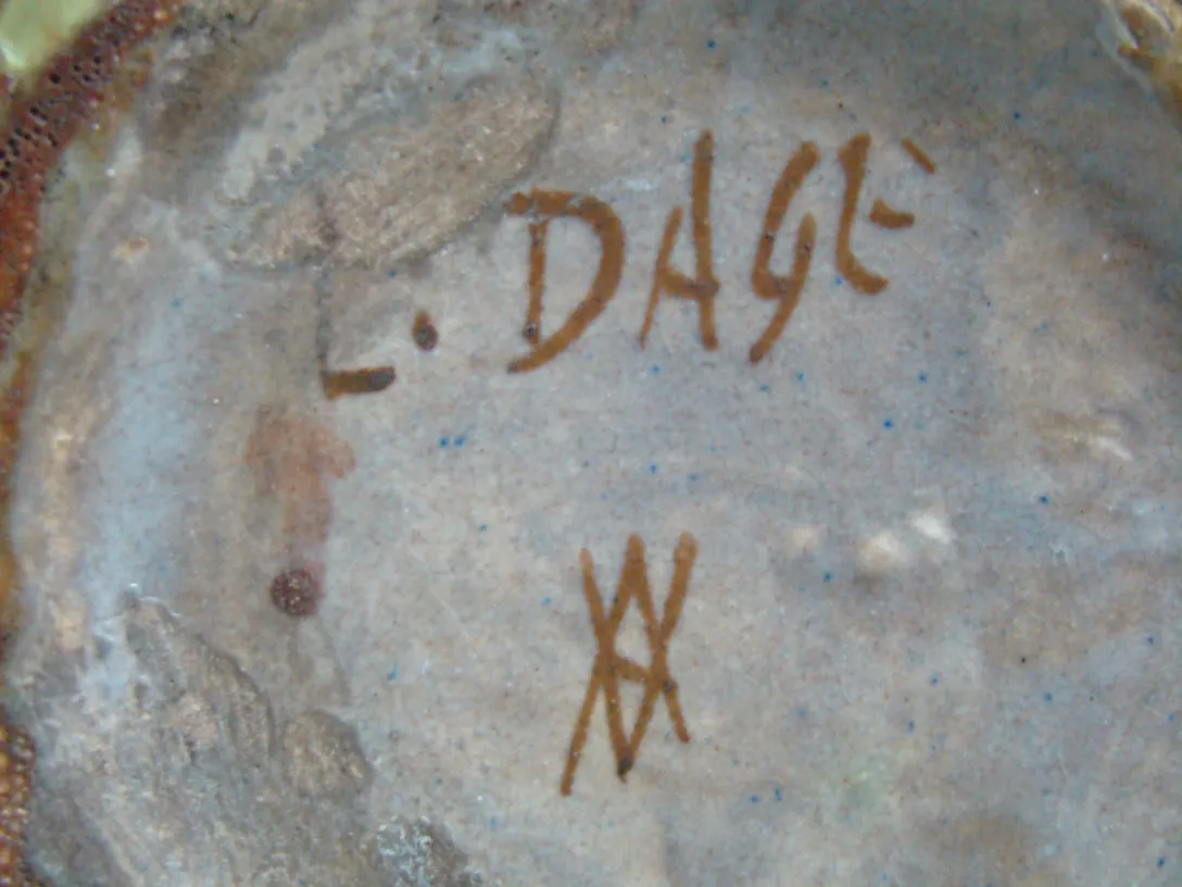 Detail einer antiken Keramik mit einzigartigen Verzierungen und Unterschrift