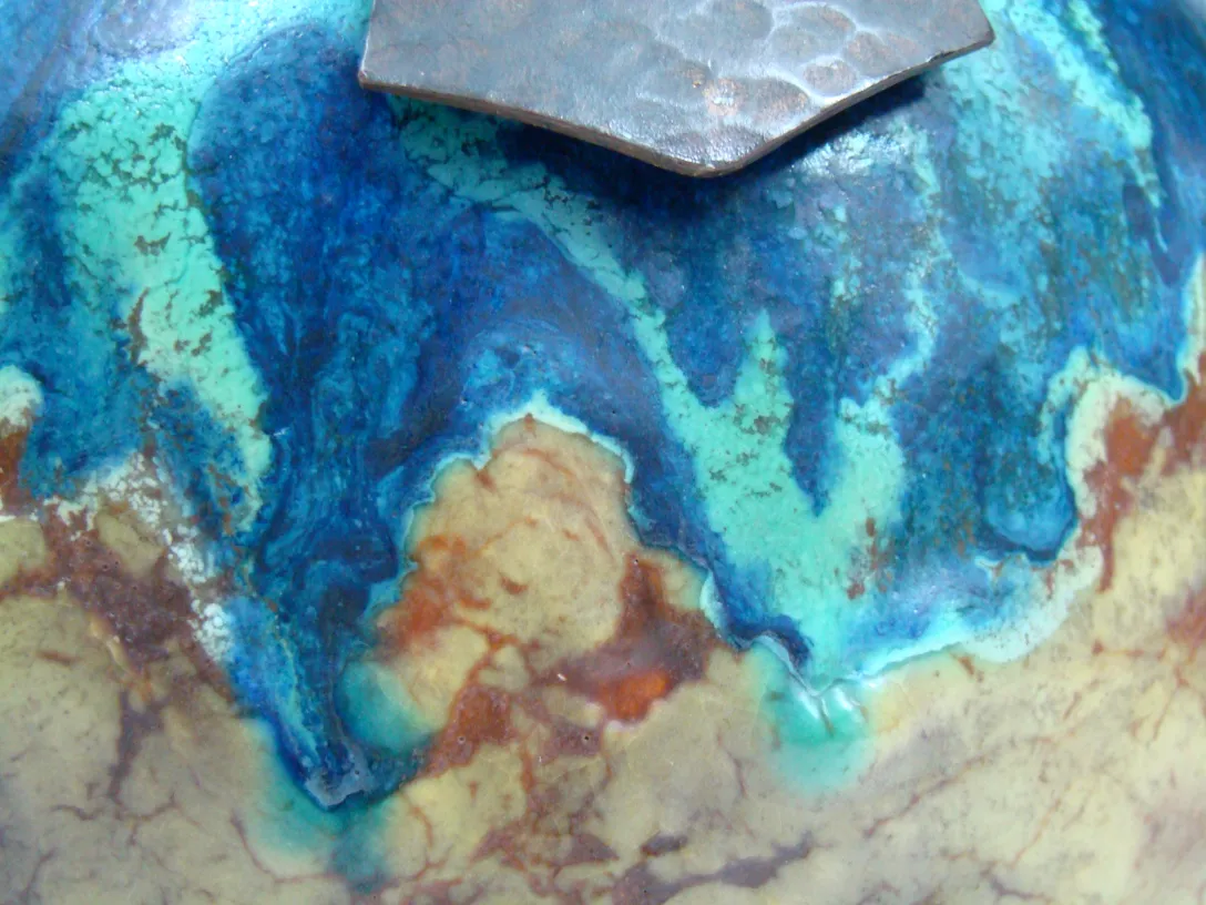 Dettagli in blu e marrone di ceramica antica con rilievo.