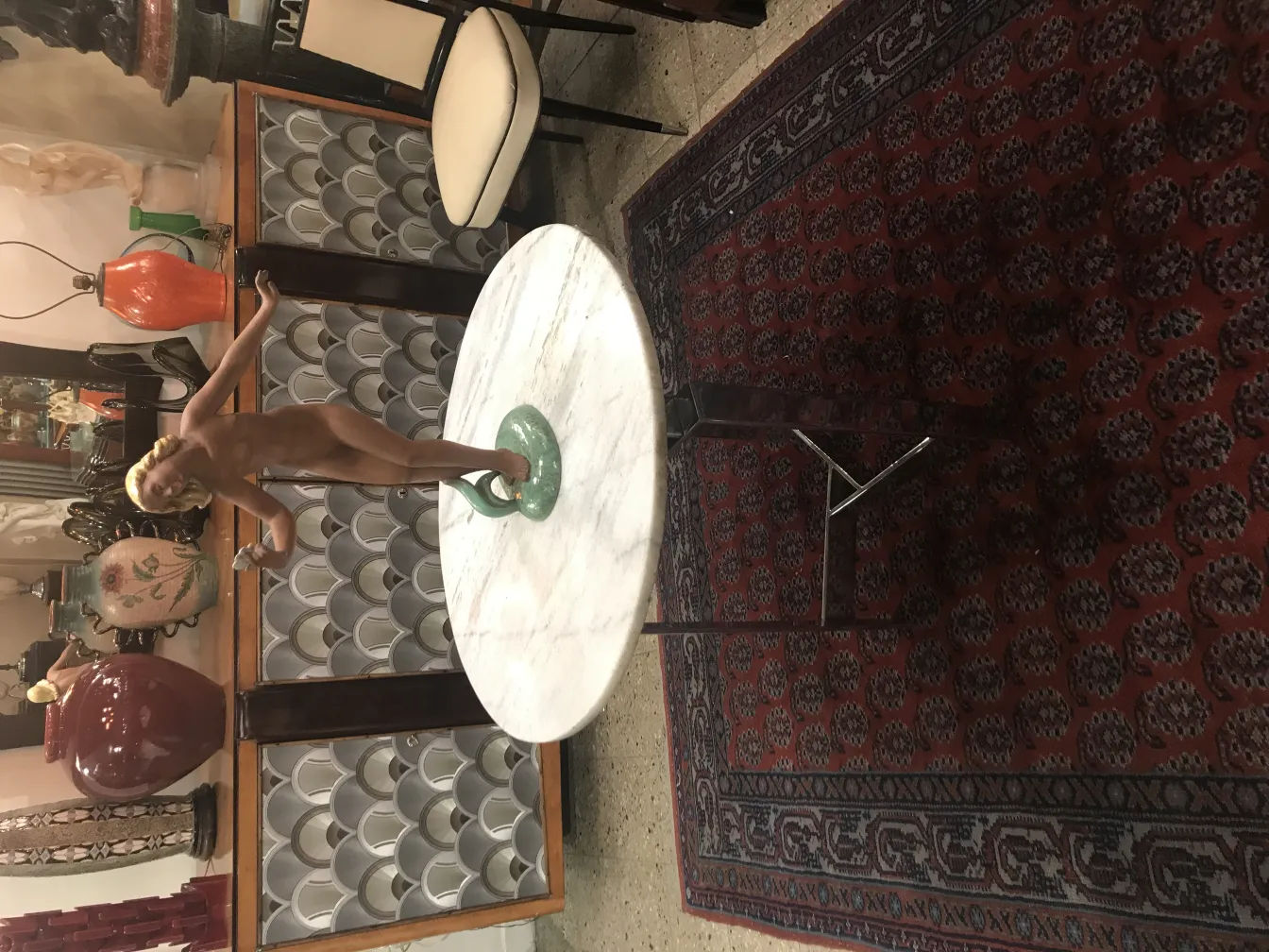 Antike Keramikfigur im Art-Déco-Stil in einem eleganten Hintergrund.