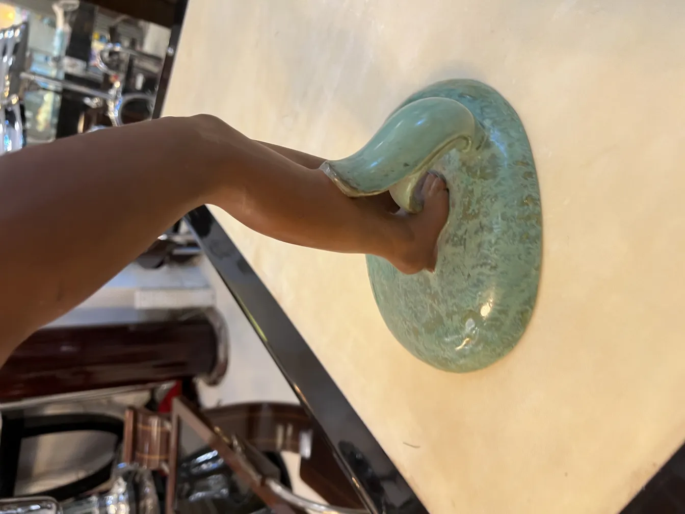 Detalhes de uma cerâmica antiga com braço curvado e base redonda