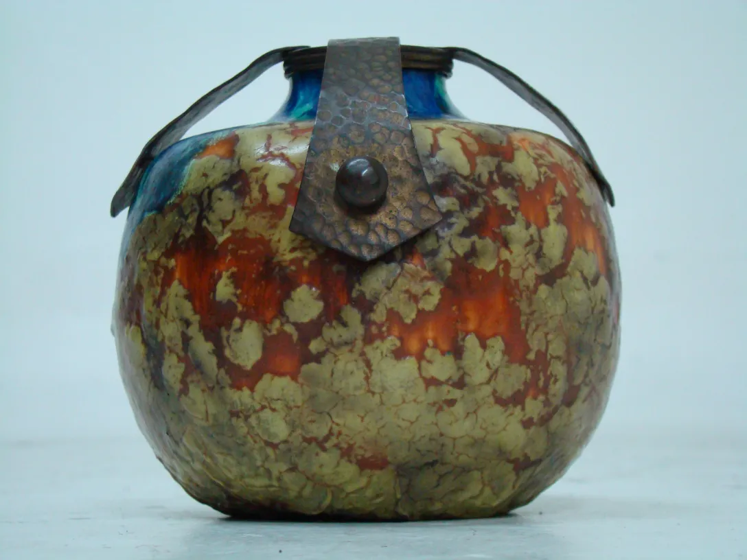 cerâmica decorativa antiga com cores vibrantes e alças