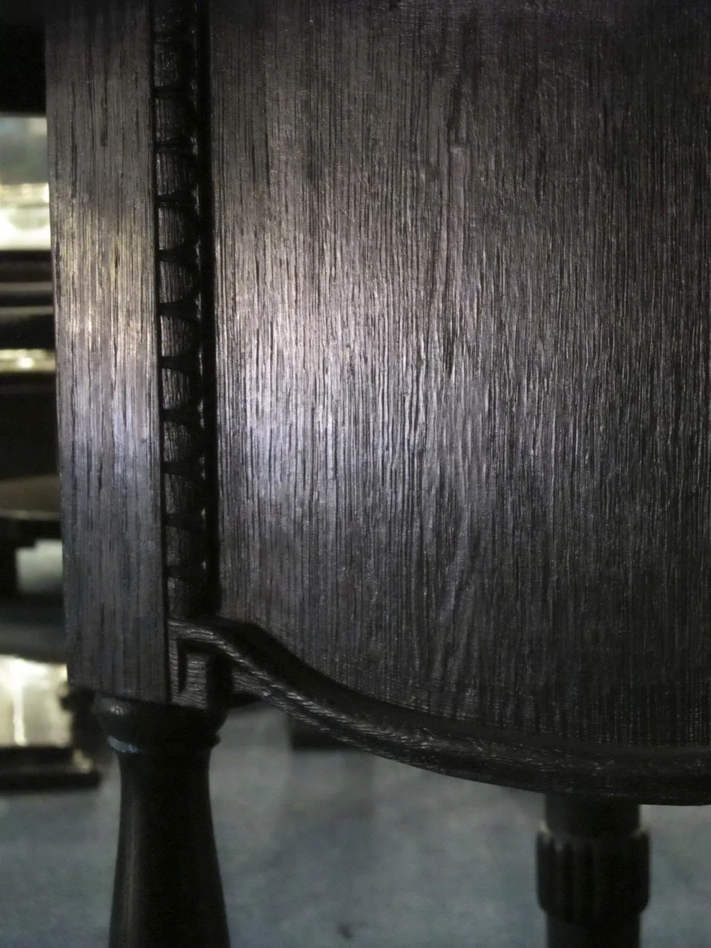 détail d'une table ancienne de jean michel frank pour 2 personnes, avec texture visible et pieds décoratifs.