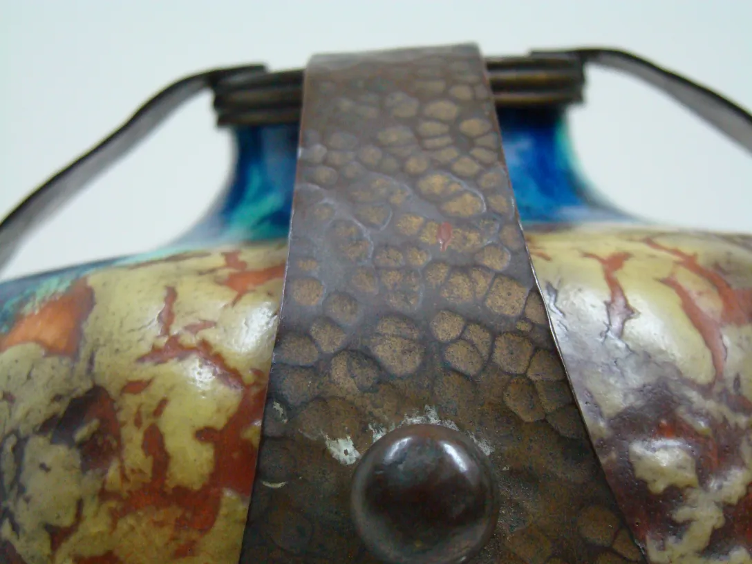 Vaso antico in ceramica con decorazione colorata e manici.