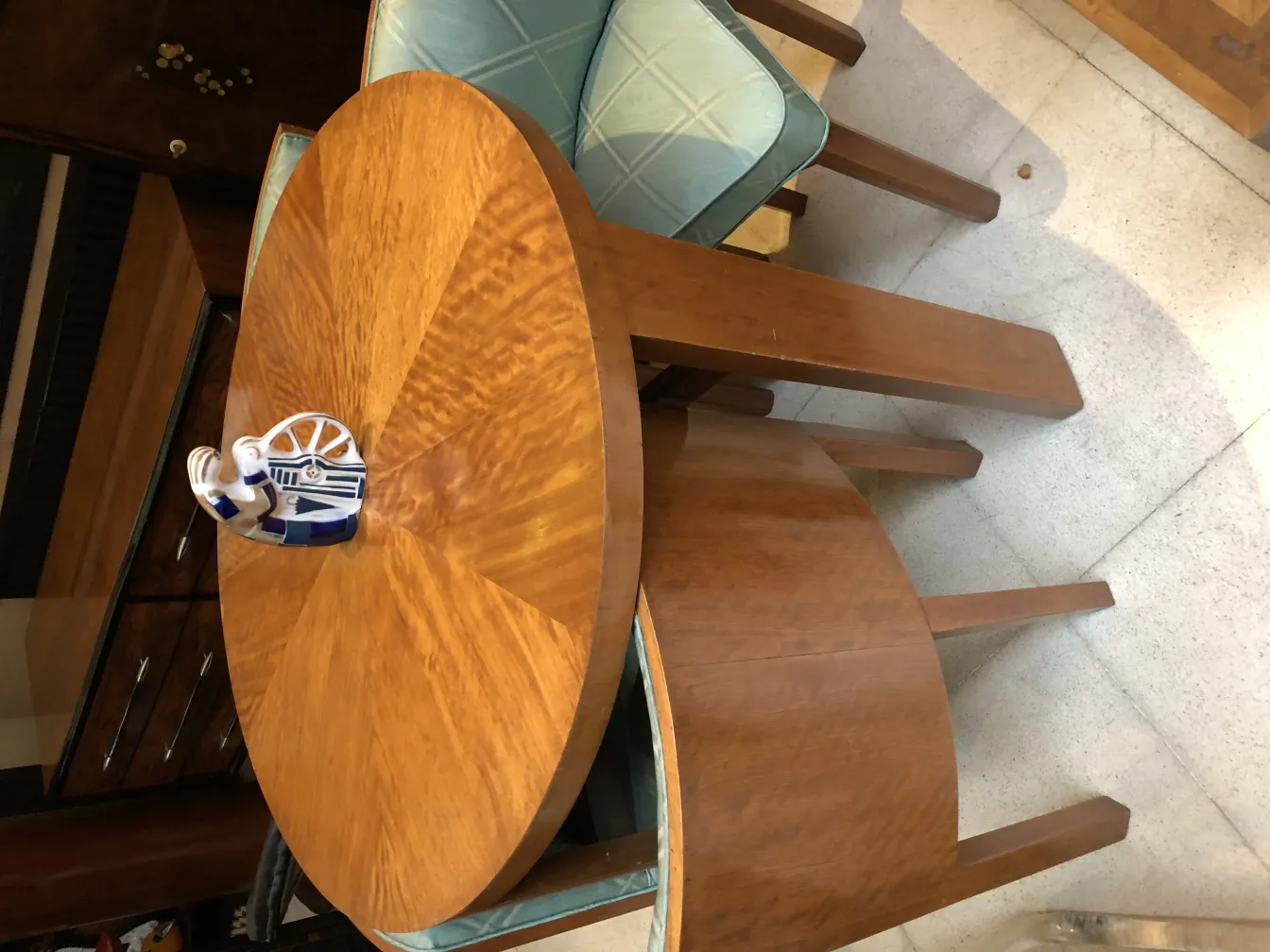 Céramique ancienne avec un motif bleu et blanc sur une table