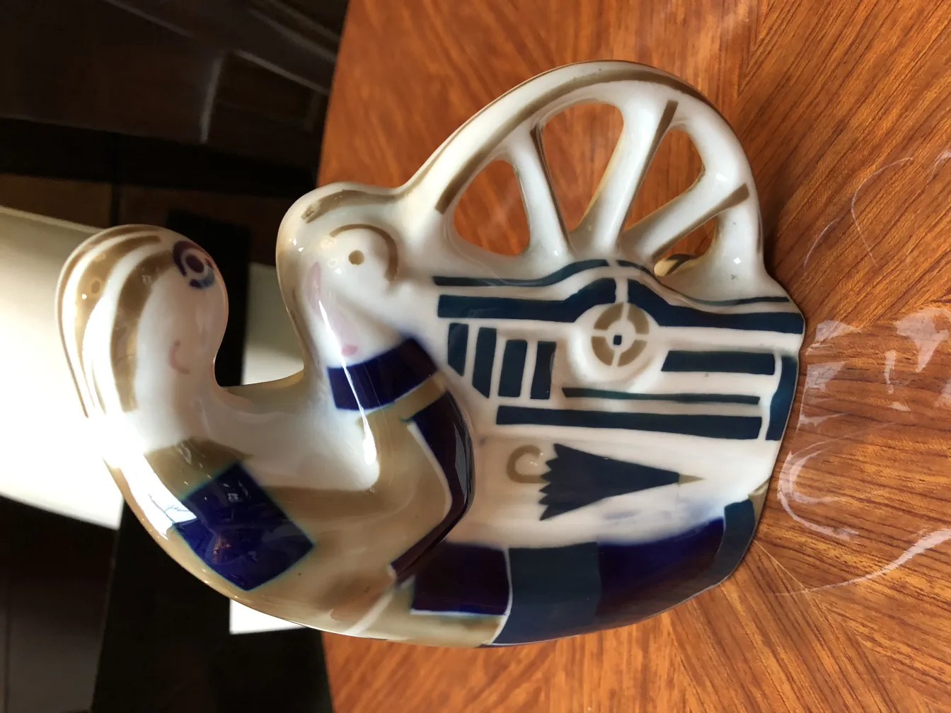 Античная керамическая скульптура в форме животного с яркими цветами