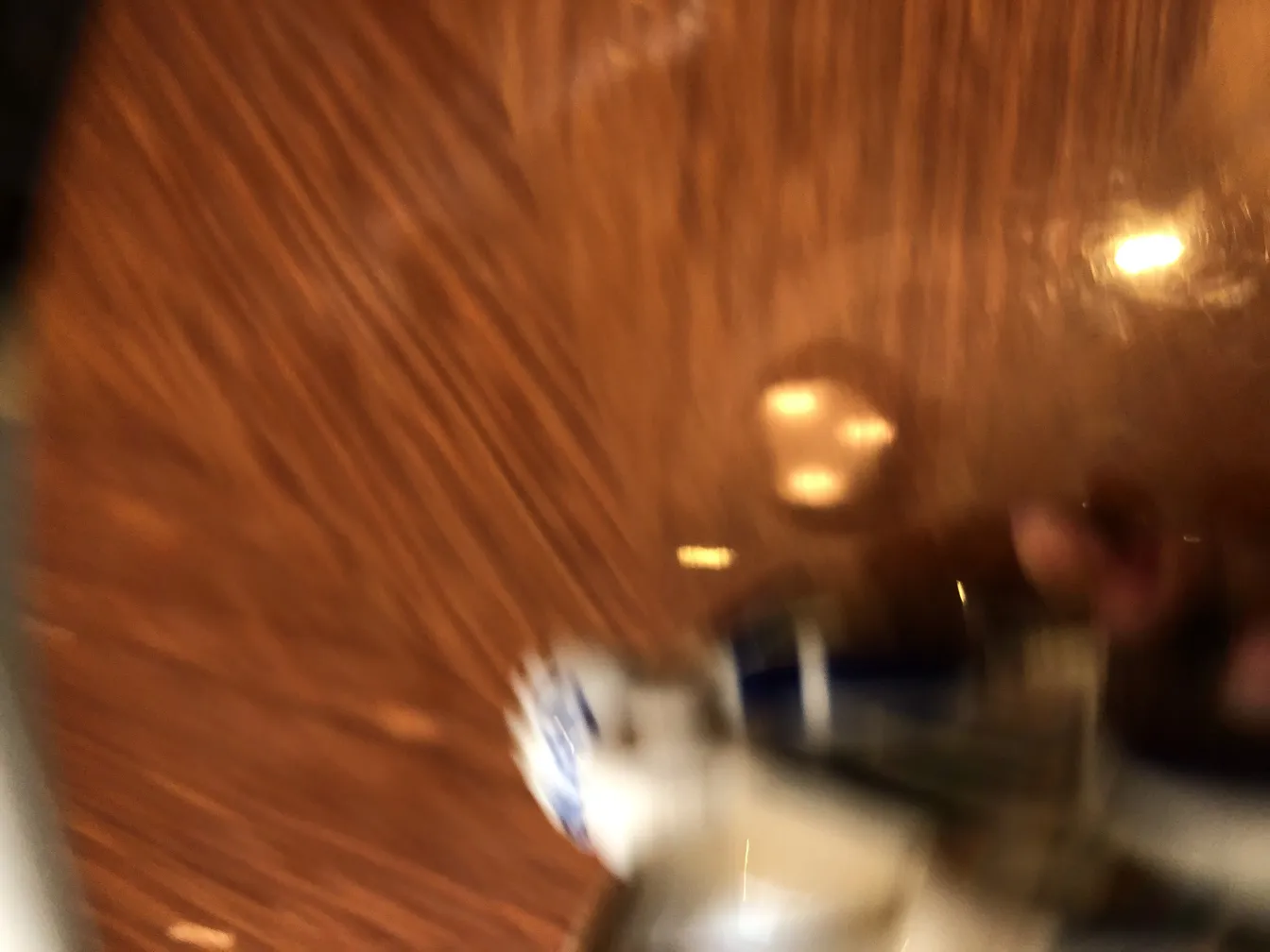 カラフルなデザインの古い装飾陶器