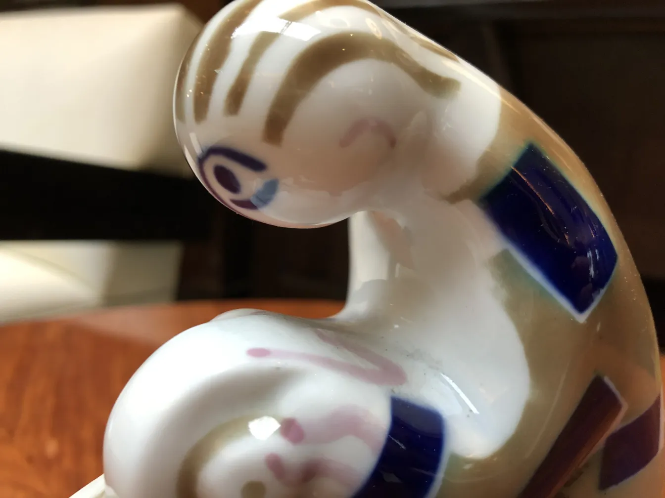 色彩丰富的古董陶瓷雕像