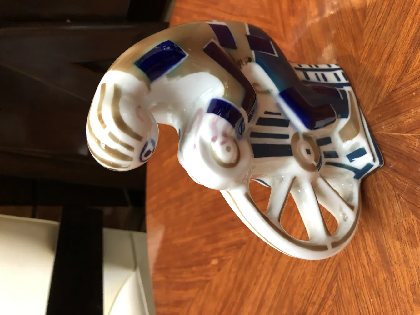 cerâmica decorativa antiga com design azul e dourado