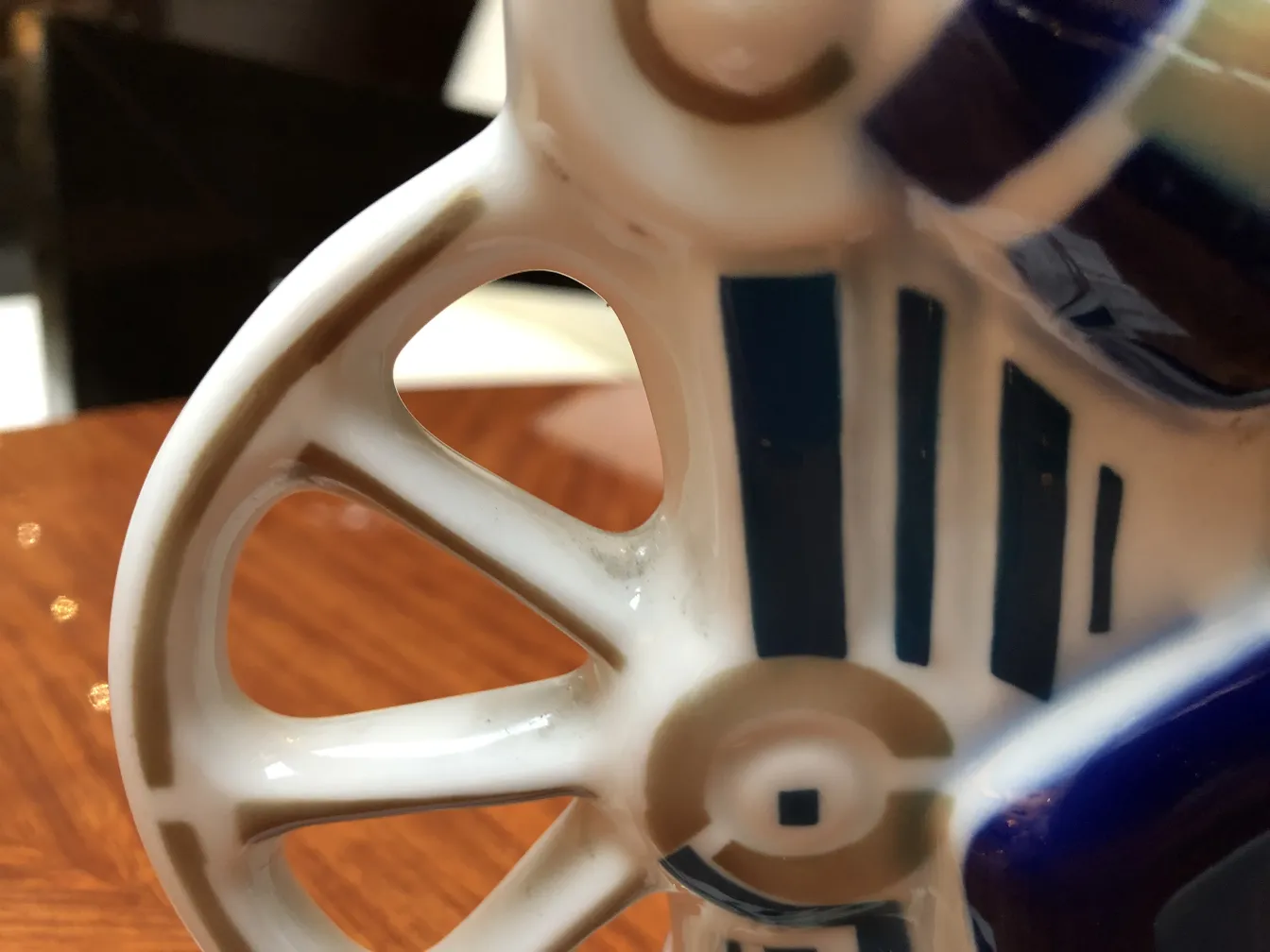 cerâmica antiga com detalhes decorativos em azul e branco