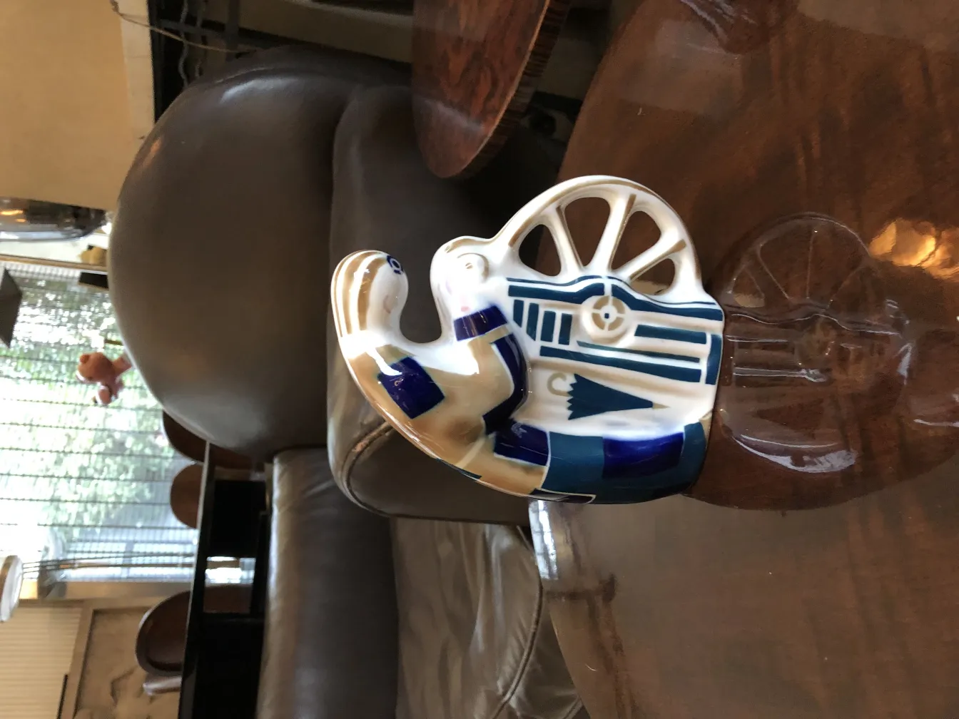 Ceramica antica decorativa con design artigianale, colori blu e bianchi