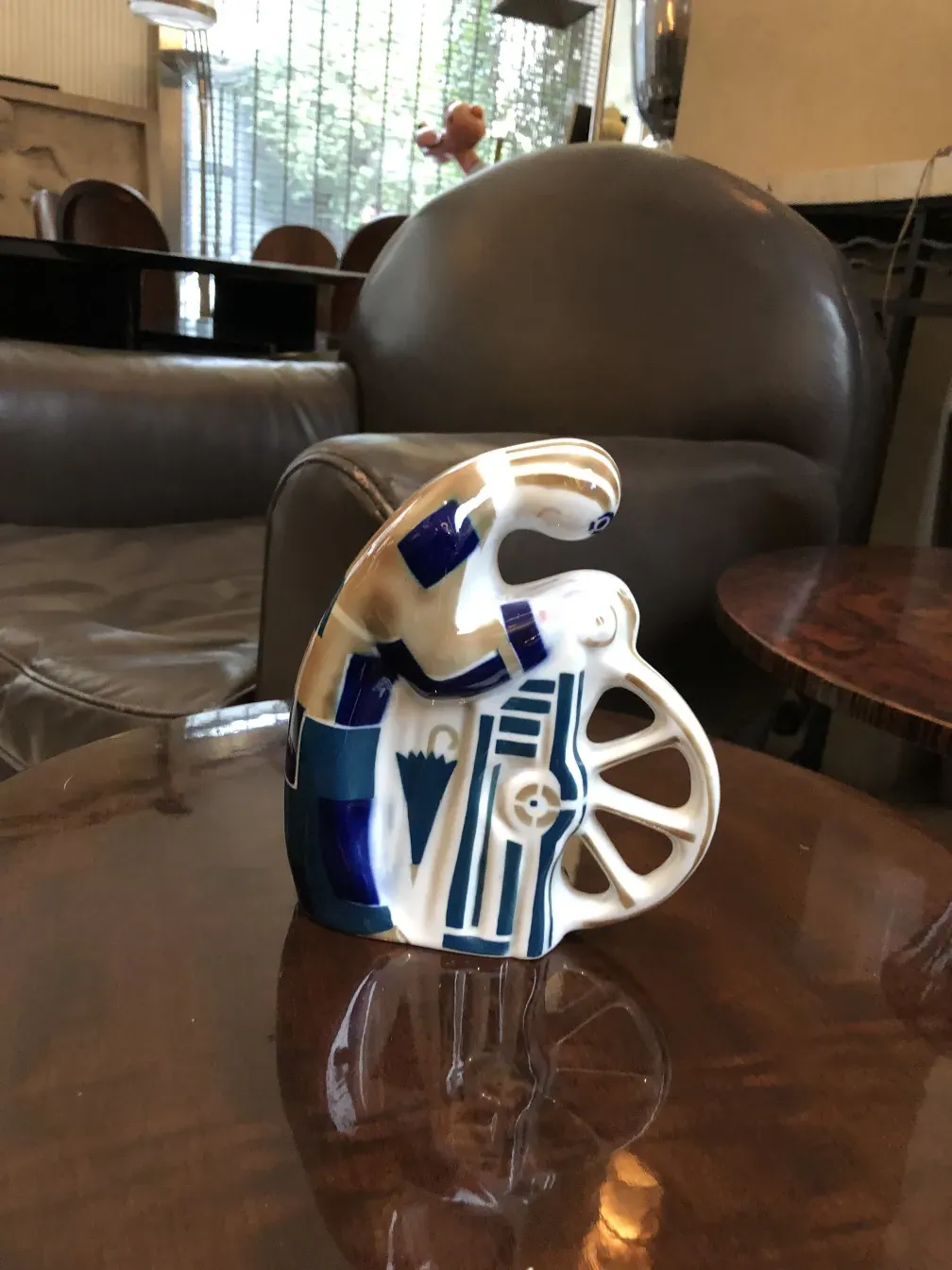 प्राचीन sargadelos lr मिट्टी के पात्र सजावटी डिजाइन, एक आरामदायक सेटिंग में