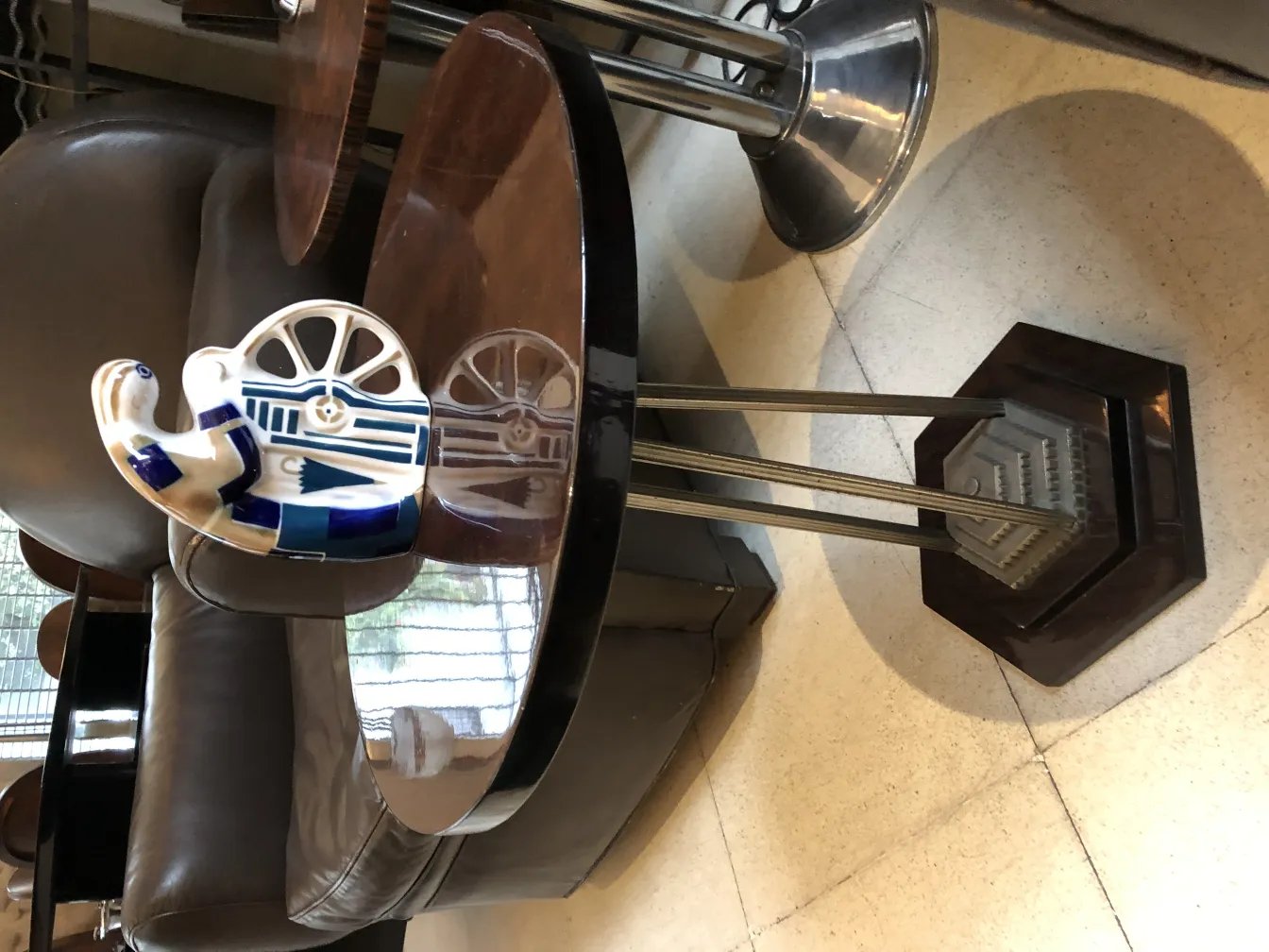 كائن السيراميك القديم على شكل قوقعة مع تفاصيل زرقاء وبيضاء