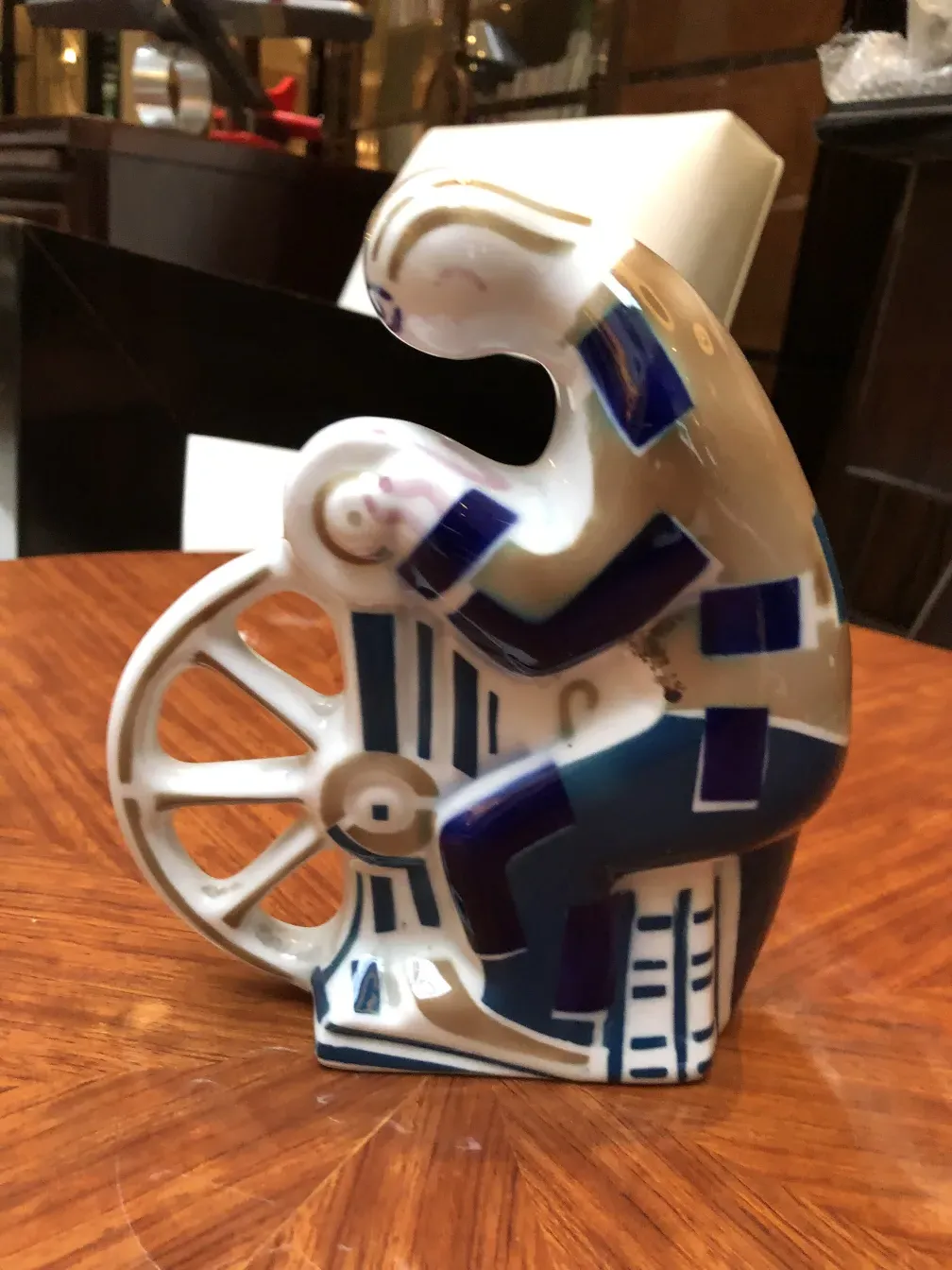 dekоративische Keramikskulptur mit blauen Farben