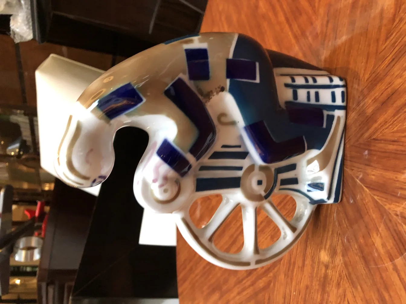 Pièce décorative antique en céramique avec design bleu et blanc