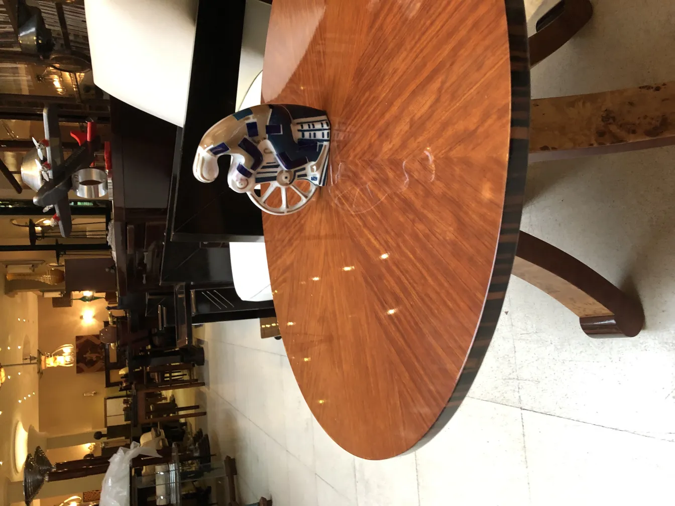 cerámica antigua con colores claros y detalles decorativos, en una mesa elegante