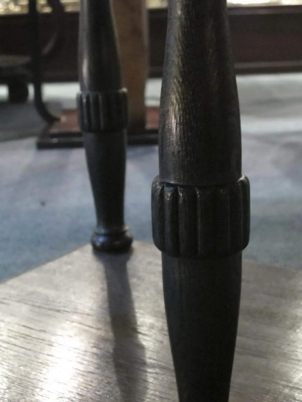 Tavolo antico di Jean Michel Frank per 2 persone con gambe decorative. Un ambiente elegante e accogliente.