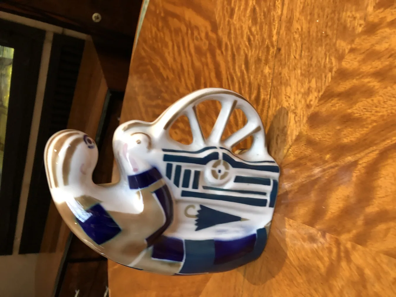 Антикварная керамика с дизайном животного, яркие цвета, ностальгическая атмосфера.