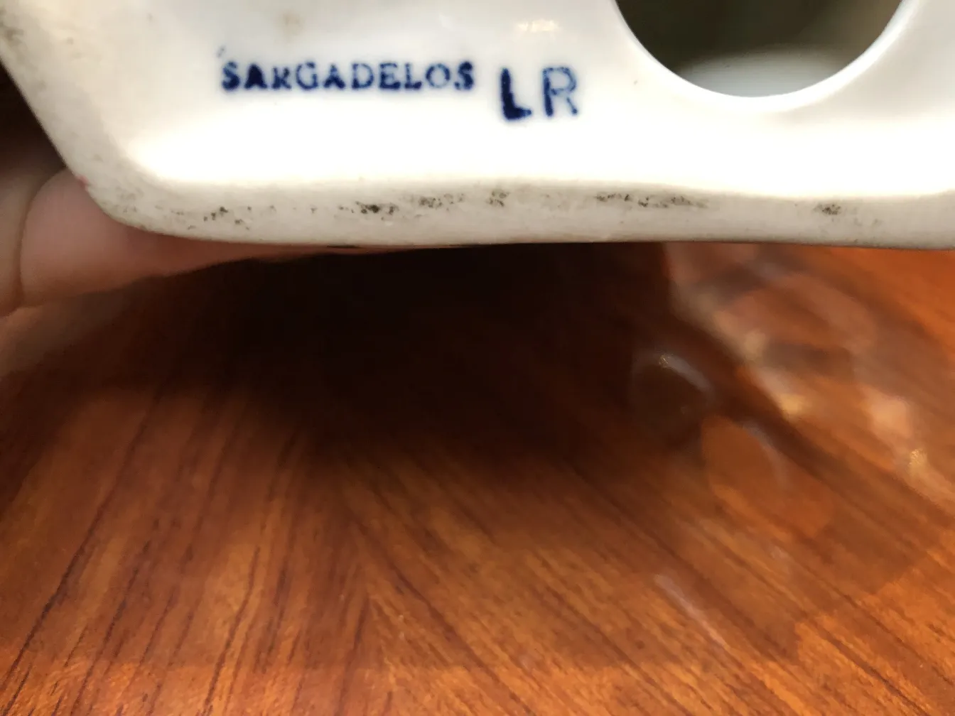 sargadelos lr印记在古董陶瓷上，细节明显