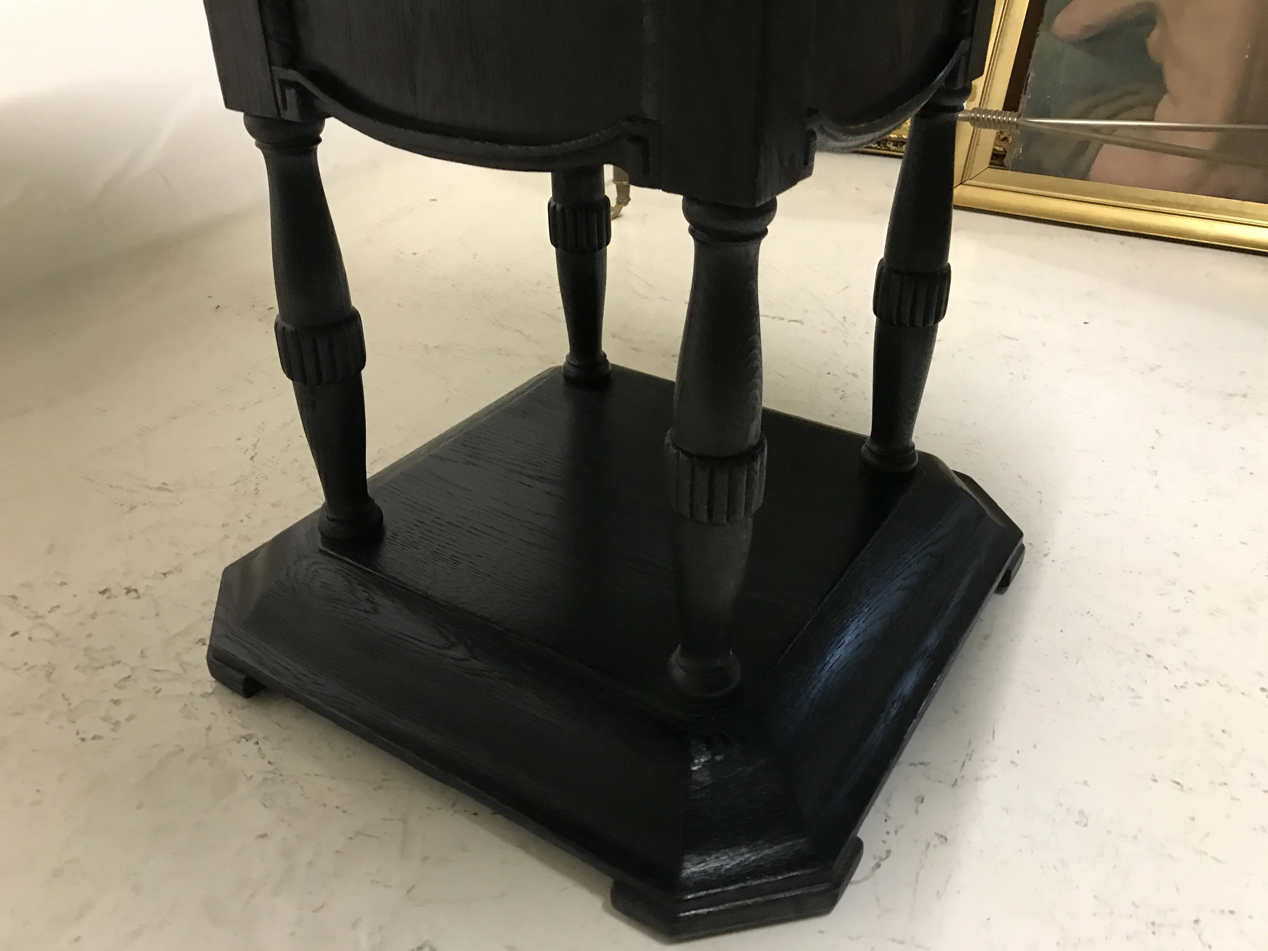 table ancienne avec base élégante et jambes stylisées, cadre accueillant