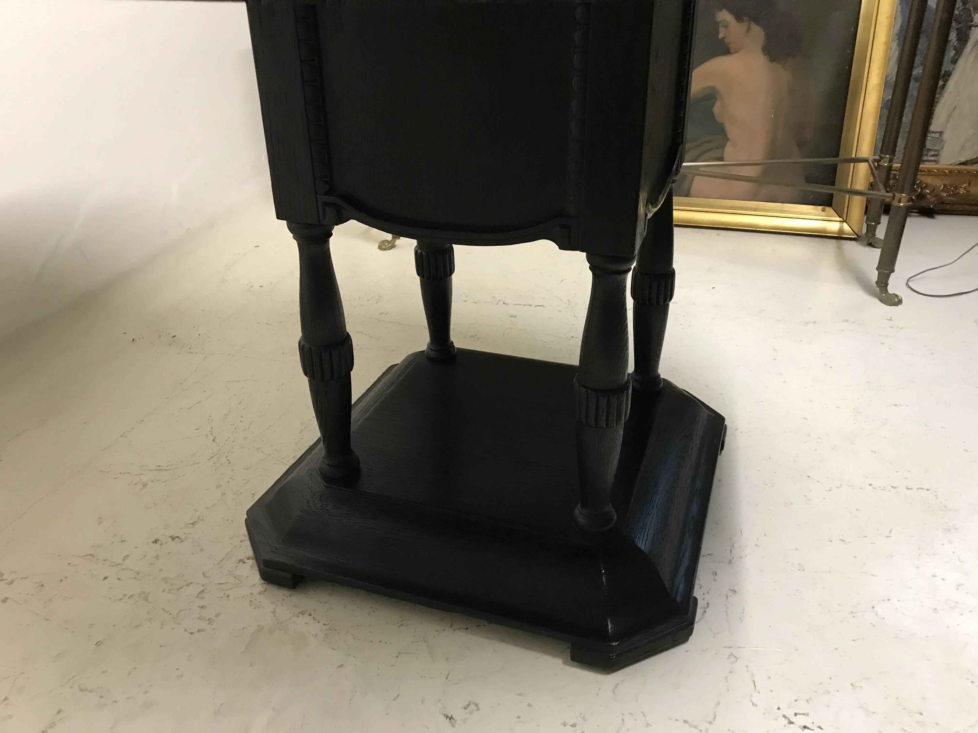 Antiker Tisch für zwei mit einzigartigem Design. Teil des Raums.