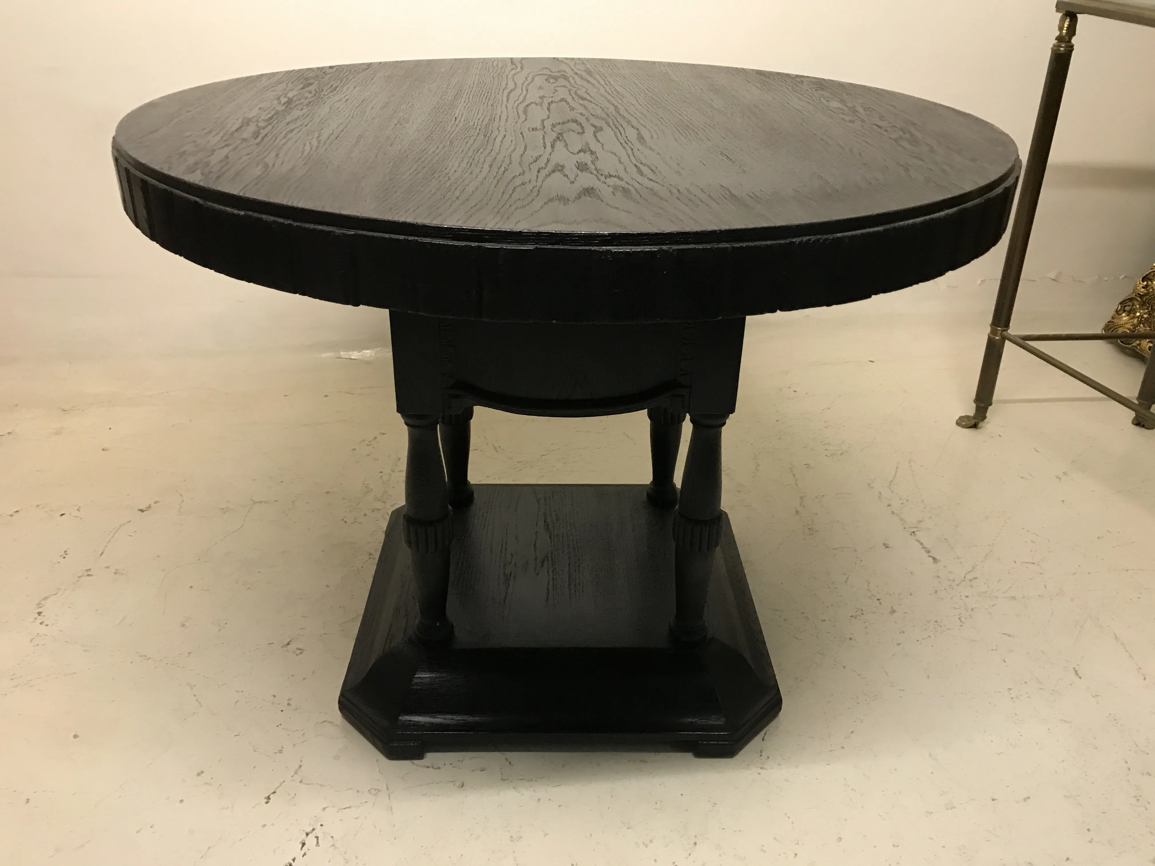 Tavolo rotondo antico per due con design classico.